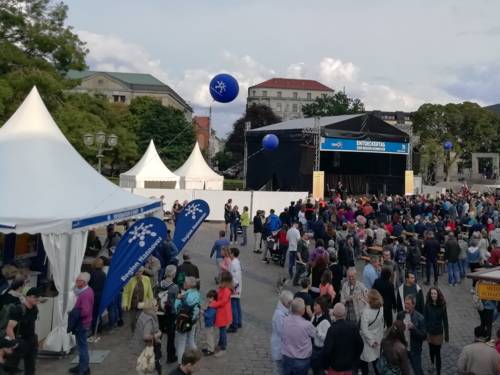 Ein Festplatz mit Bühne und Menschen - der Opernplatz am Entdeckertag